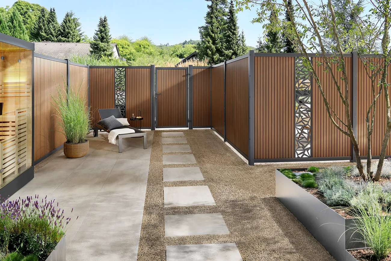 palissade composite en couleur teck avec porte - lignes verticales